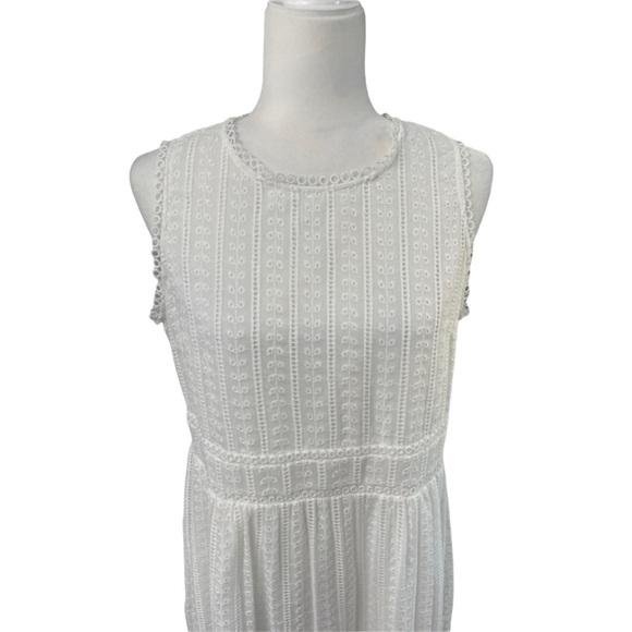 Q&A Eyelet White Sleeveless Dress - Size Medium - Picture 2 of 15